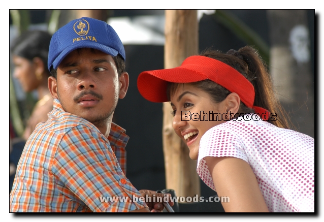 Azhagai Irukirai Bayamai Irukirathu Photo Gallery